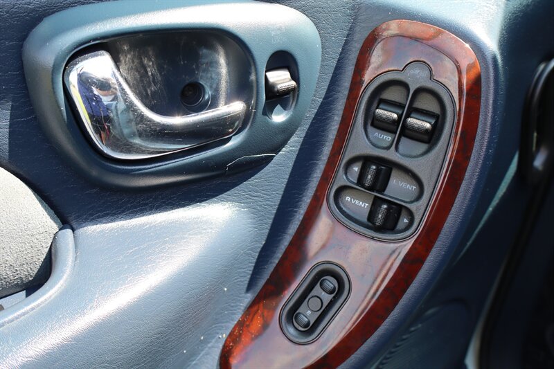 2001 Chrysler Town & Country Limited - Photo 17 - Hickory, NC 28601