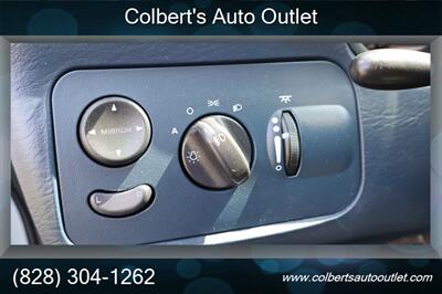 2001 Chrysler Town & Country Limited   - Photo 18 - Hickory, NC 28601