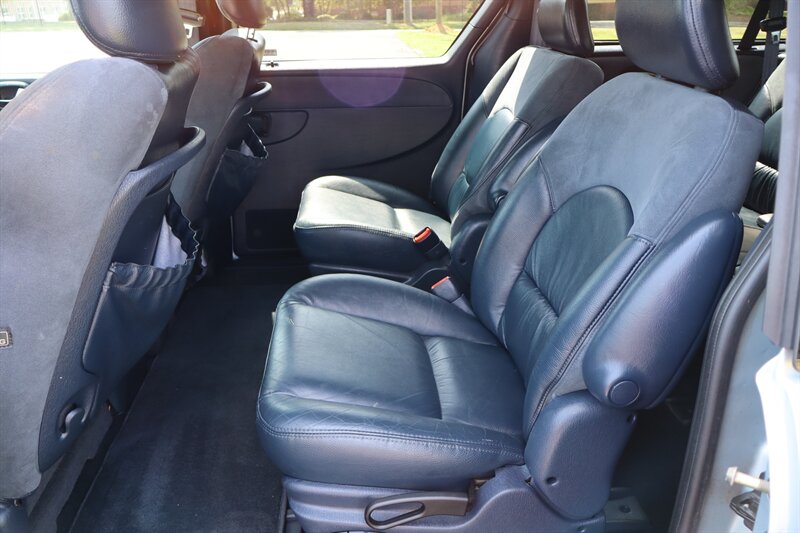 2001 Chrysler Town & Country Limited - Photo 12 - Hickory, NC 28601