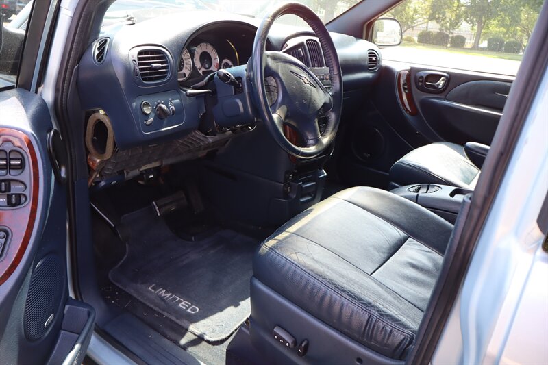 2001 Chrysler Town & Country Limited - Photo 11 - Hickory, NC 28601