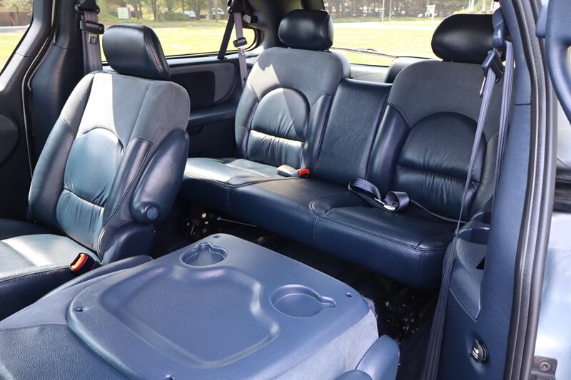 2001 Chrysler Town & Country Limited - Photo 13 - Hickory, NC 28601