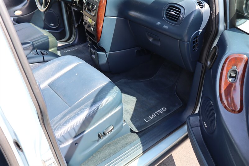 2001 Chrysler Town & Country Limited - Photo 15 - Hickory, NC 28601