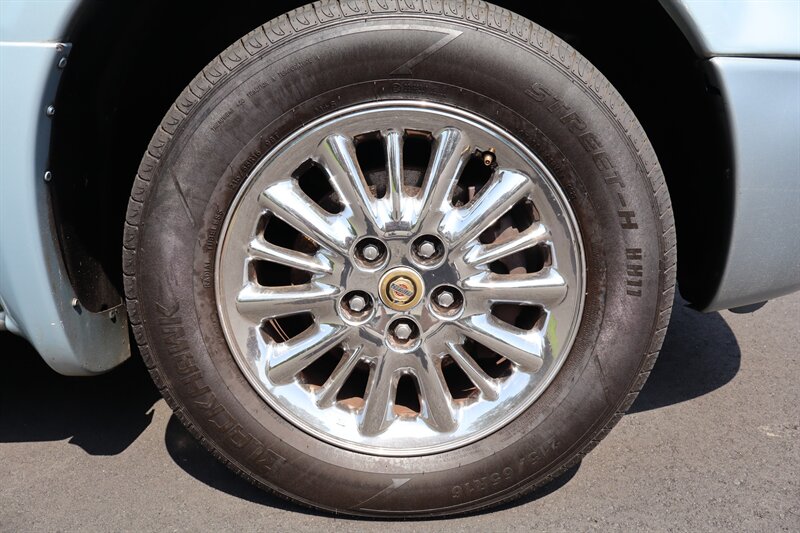 2001 Chrysler Town & Country Limited - Photo 10 - Hickory, NC 28601