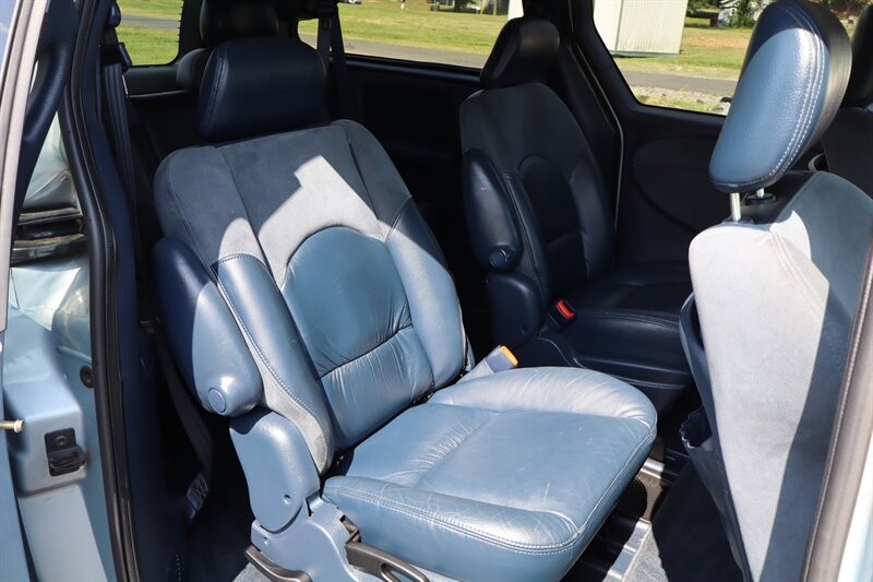 2001 Chrysler Town & Country Limited - Photo 14 - Hickory, NC 28601
