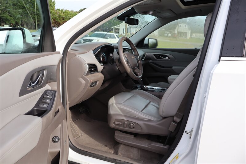 2018 Chevrolet Traverse LT Leather - Photo 6 - Hickory, NC 28601