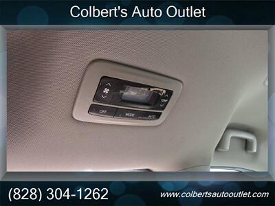 2015 Toyota Sienna XLE 8-Passenger - Photo 17 - Hickory, NC 28601