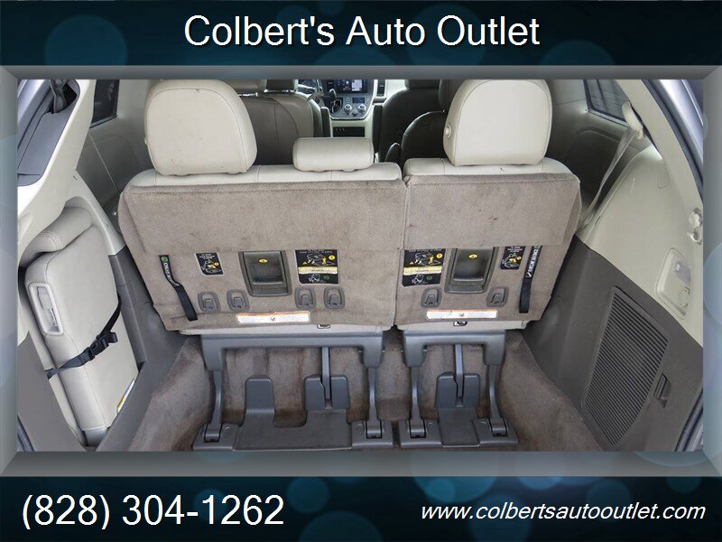 2015 Toyota Sienna XLE 8-Passenger - Photo 18 - Hickory, NC 28601