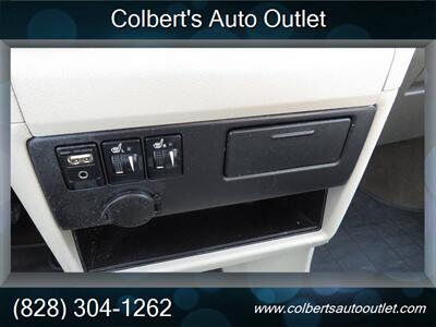 2015 Toyota Sienna XLE 8-Passenger - Photo 29 - Hickory, NC 28601