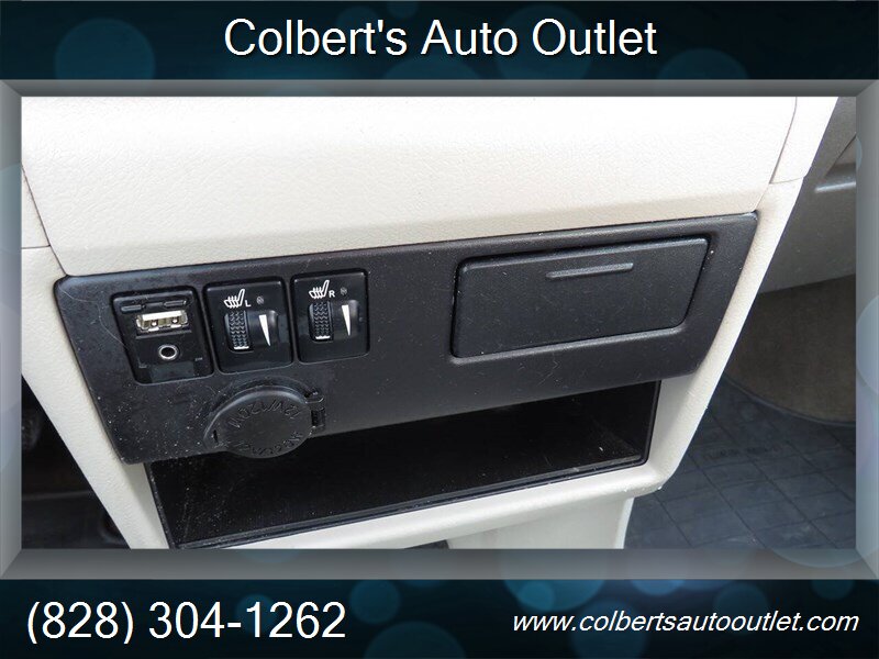 2015 Toyota Sienna XLE 8-Passenger - Photo 29 - Hickory, NC 28601