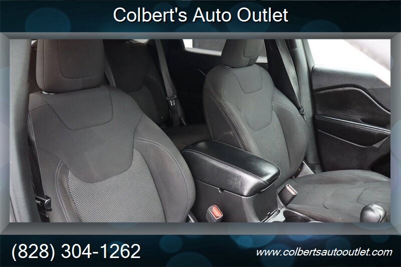2019 Jeep Cherokee Latitude 4x4 4dr SUV - Photo 21 - Hickory, NC 28601
