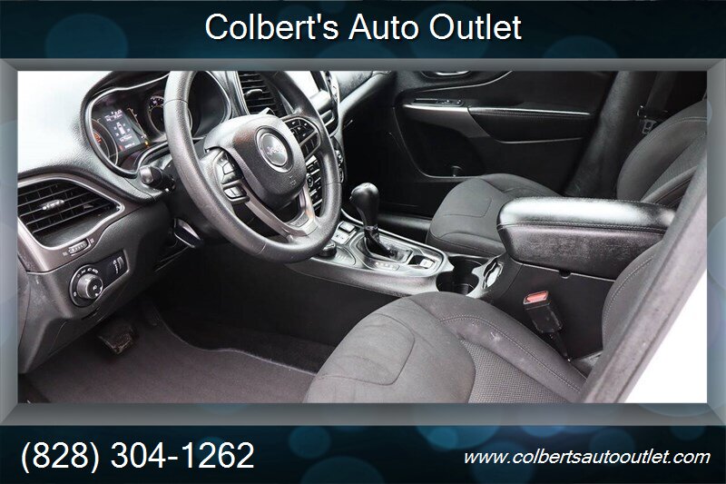 2019 Jeep Cherokee Latitude 4x4 4dr SUV - Photo 12 - Hickory, NC 28601