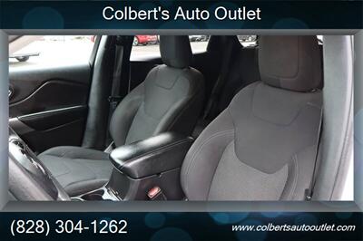 2019 Jeep Cherokee Latitude 4x4 4dr SUV - Photo 13 - Hickory, NC 28601
