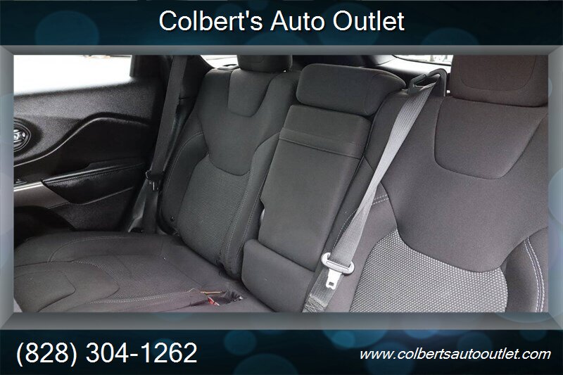 2019 Jeep Cherokee Latitude 4x4 4dr SUV - Photo 15 - Hickory, NC 28601