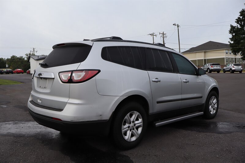 2017 Chevrolet Traverse LS - Photo 4 - Hickory, NC 28601