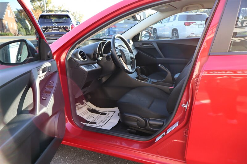 2013 Mazda Mazda3 i Touring - Photo 14 - Hickory, NC 28601