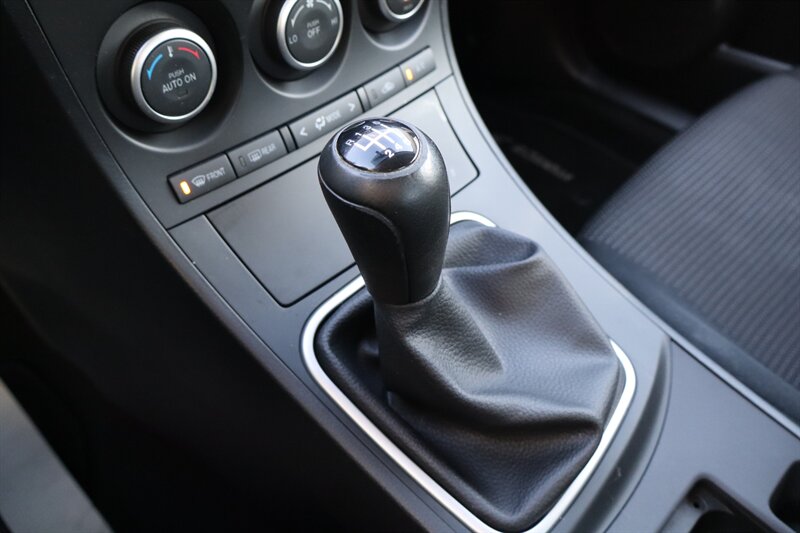 2013 Mazda Mazda3 i Touring - Photo 30 - Hickory, NC 28601