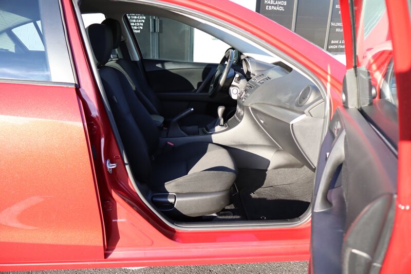 2013 Mazda Mazda3 i Touring - Photo 16 - Hickory, NC 28601