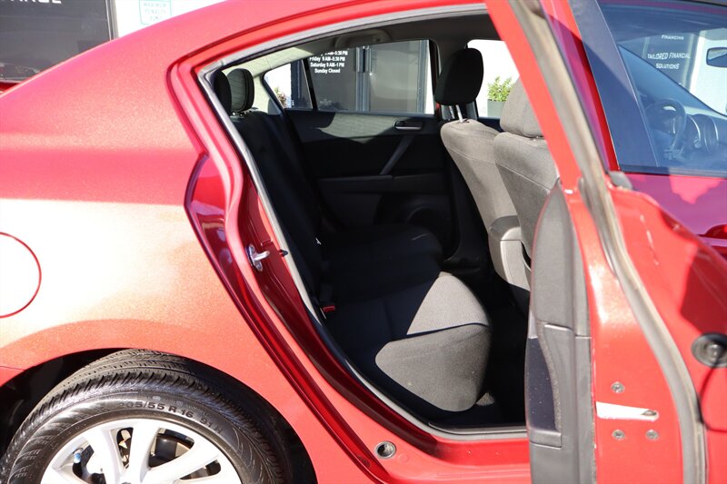 2013 Mazda Mazda3 i Touring - Photo 19 - Hickory, NC 28601