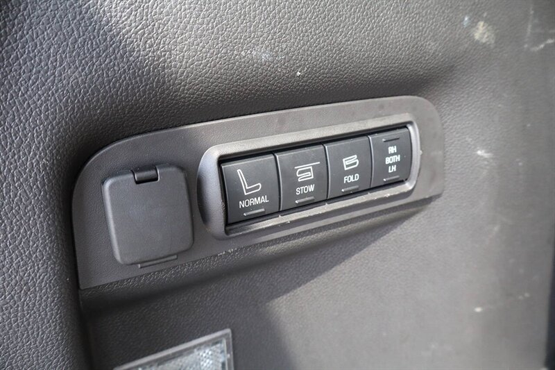 2014 Ford Explorer Limited 4dr SUV - Photo 18 - Hickory, NC 28601