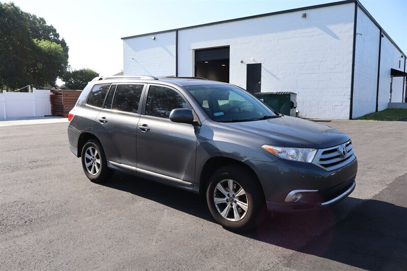 2012 Toyota Highlander SE   - Photo 1 - Hickory, NC 28601