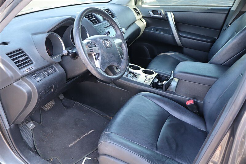 2012 Toyota Highlander SE - Photo 7 - Hickory, NC 28601