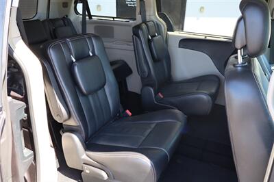 2015 Chrysler Town & Country Touring-L   - Photo 16 - Hickory, NC 28601