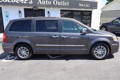 2015 Chrysler Town & Country Touring-L   - Photo 9 - Hickory, NC 28601