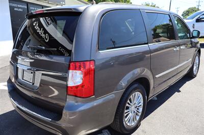 2015 Chrysler Town & Country Touring-L   - Photo 8 - Hickory, NC 28601