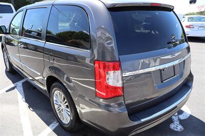2015 Chrysler Town & Country Touring-L   - Photo 6 - Hickory, NC 28601