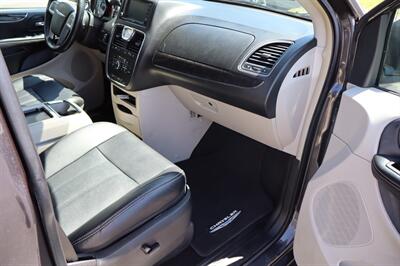 2015 Chrysler Town & Country Touring-L   - Photo 17 - Hickory, NC 28601