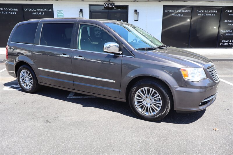 2015 Chrysler Town & Country Touring-L   - Photo 1 - Hickory, NC 28601