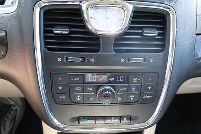 2015 Chrysler Town & Country Touring-L   - Photo 23 - Hickory, NC 28601