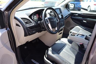 2015 Chrysler Town & Country Touring-L   - Photo 11 - Hickory, NC 28601