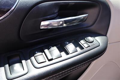 2015 Chrysler Town & Country Touring-L   - Photo 19 - Hickory, NC 28601