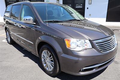 2015 Chrysler Town & Country Touring-L   - Photo 2 - Hickory, NC 28601