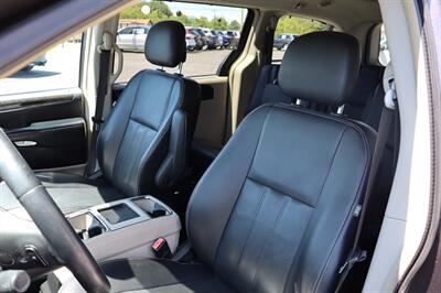 2015 Chrysler Town & Country Touring-L   - Photo 12 - Hickory, NC 28601