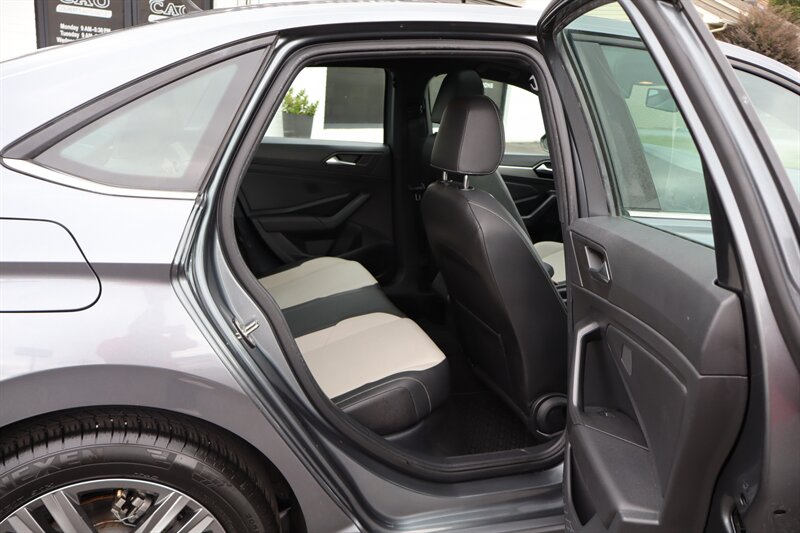 2019 Volkswagen Jetta R-Line - Photo 20 - Hickory, NC 28601