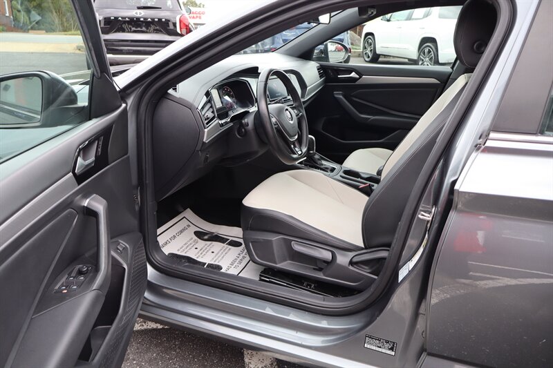 2019 Volkswagen Jetta R-Line - Photo 14 - Hickory, NC 28601