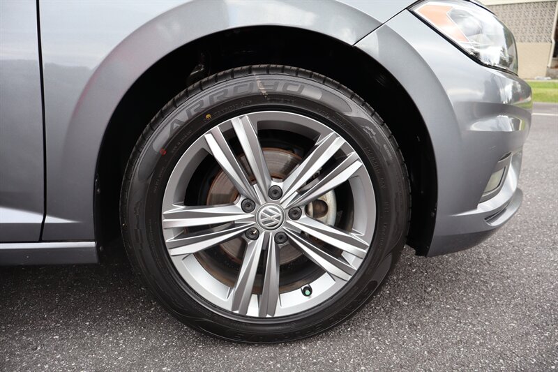 2019 Volkswagen Jetta R-Line - Photo 8 - Hickory, NC 28601