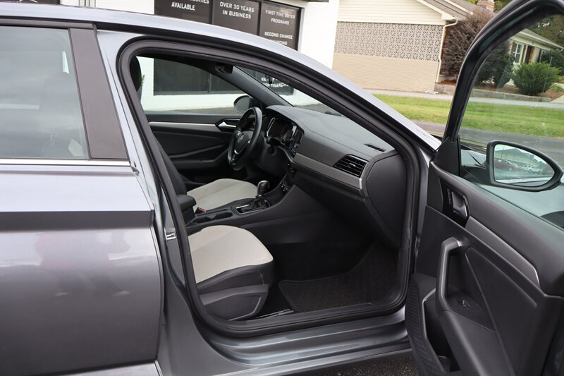 2019 Volkswagen Jetta R-Line - Photo 17 - Hickory, NC 28601