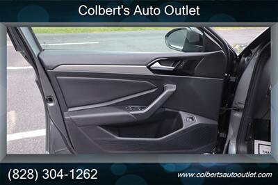 2019 Volkswagen Jetta R-Line - Photo 15 - Hickory, NC 28601