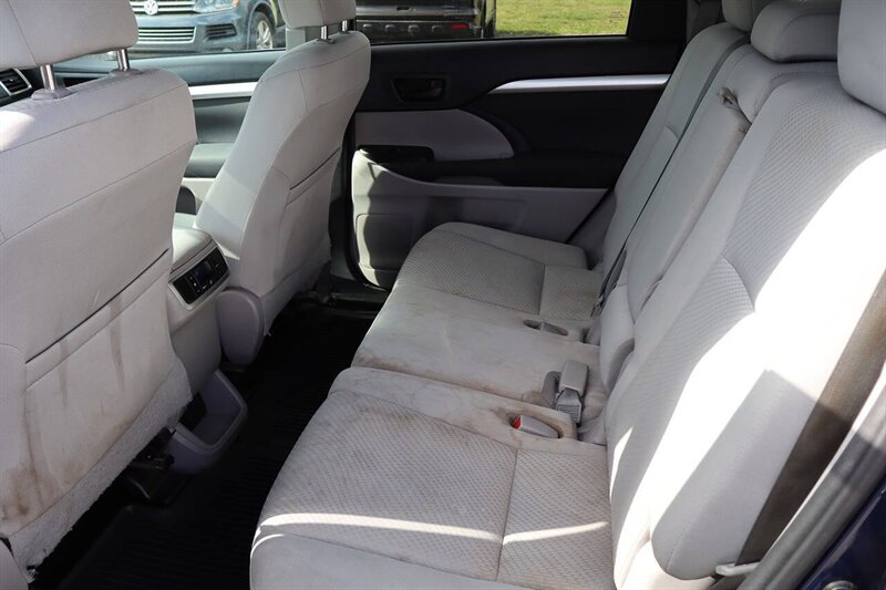 2016 Toyota Highlander LE AWD 4dr SUV - Photo 33 - Hickory, NC 28601