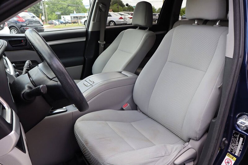 2016 Toyota Highlander LE AWD 4dr SUV - Photo 12 - Hickory, NC 28601