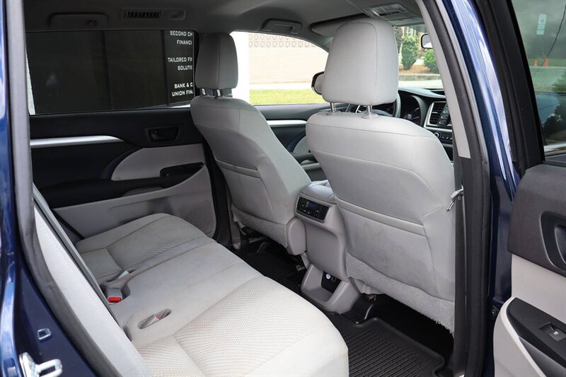 2016 Toyota Highlander LE AWD 4dr SUV - Photo 18 - Hickory, NC 28601