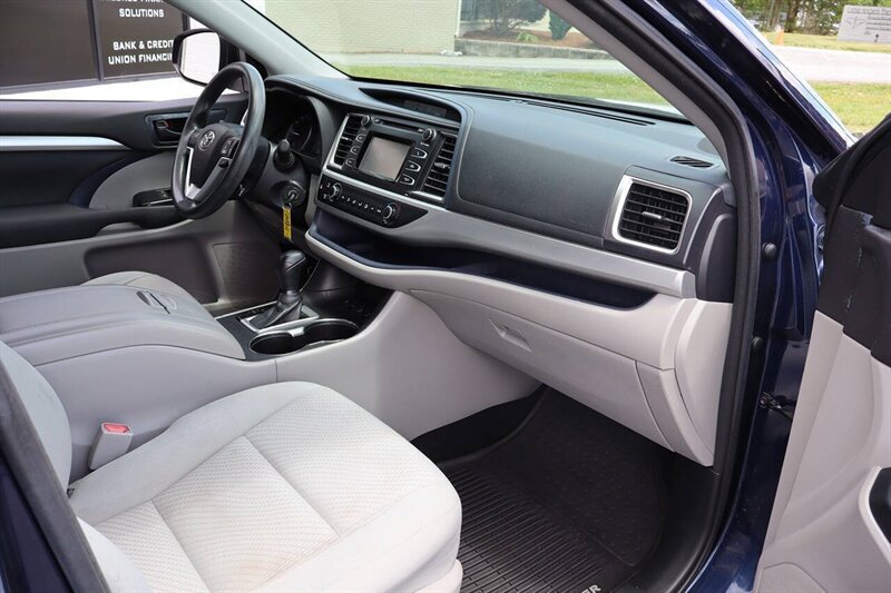 2016 Toyota Highlander LE AWD 4dr SUV - Photo 20 - Hickory, NC 28601