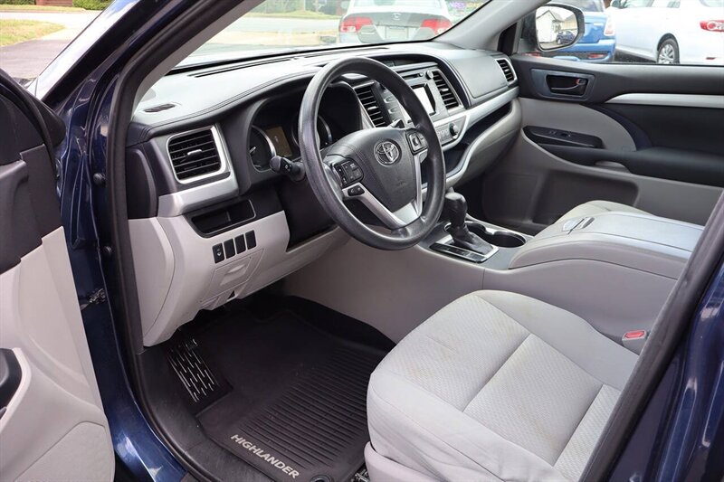 2016 Toyota Highlander LE AWD 4dr SUV - Photo 11 - Hickory, NC 28601