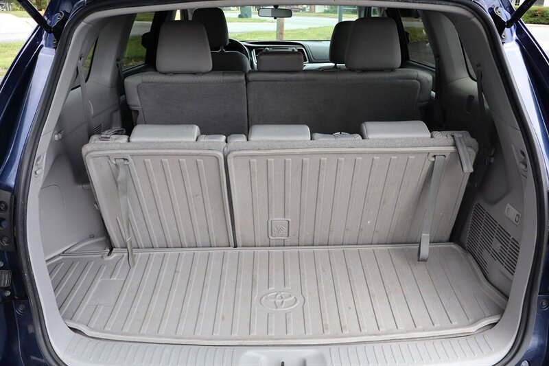 2016 Toyota Highlander LE AWD 4dr SUV - Photo 17 - Hickory, NC 28601