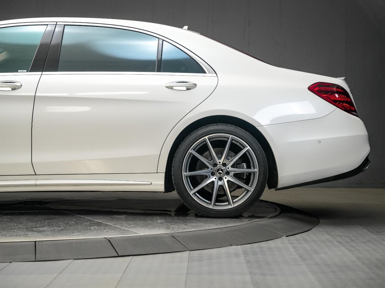 2019 Mercedes-Benz S 560  AMG Sport Package / Premium Package - Photo 11 - Victorville, CA 92392