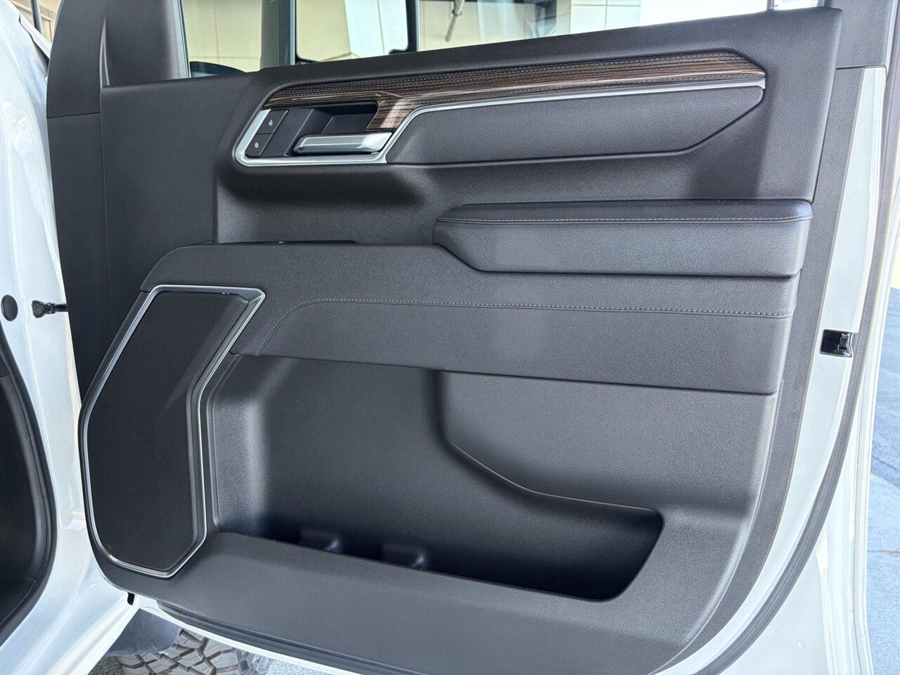 2025 Chevrolet Silverado 2500HD LT  Level Kit - KMC Wheels - Nitto Tires - Photo 26 - Victorville, CA 92392