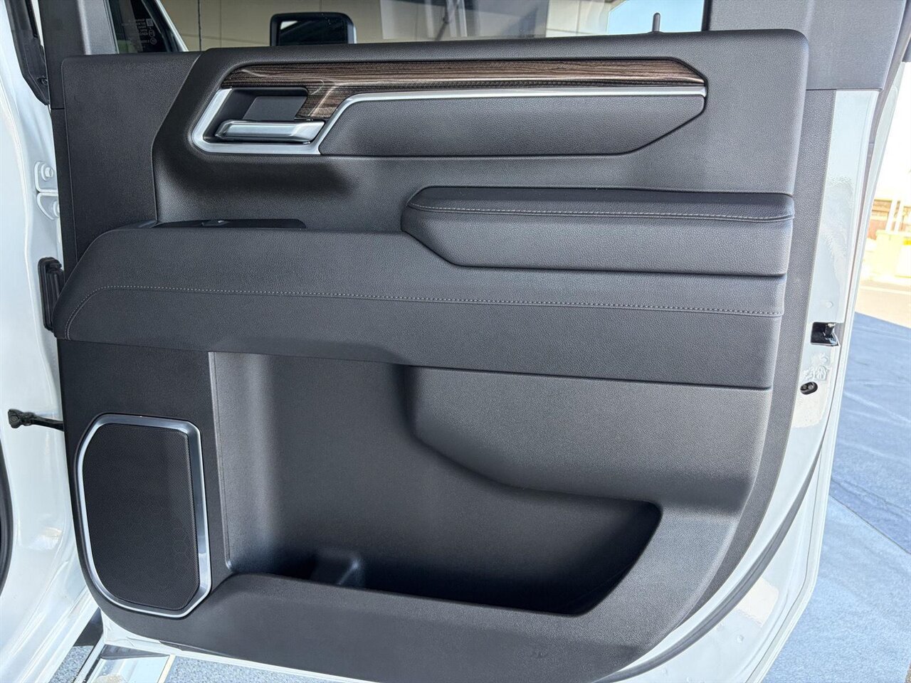 2025 Chevrolet Silverado 2500HD LT  Level Kit - KMC Wheels - Nitto Tires - Photo 28 - Victorville, CA 92392